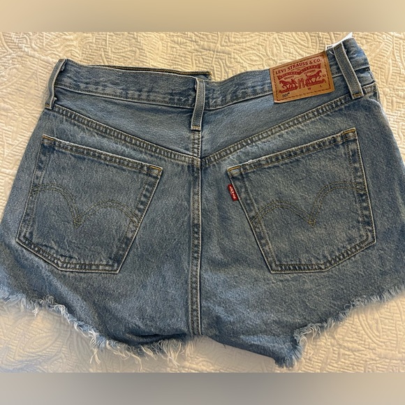 Levi’s High Rise Denim Shorts - Picture 4 of 4